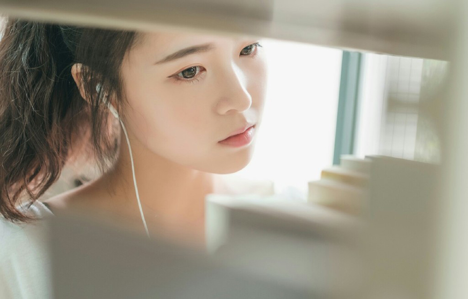 “二哥。”就在此时，门外进来一名风尘仆仆的汉子，一身百姓打扮，若非双目间目光有些慑人，乍一看去，与普通百姓无异，见到诸葛亮，躬身一拜。